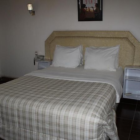 Zambezi Inn Hotel Conakry Exteriör bild